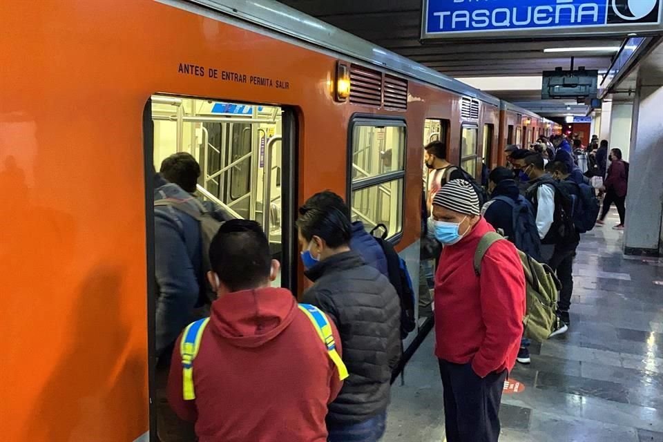A las 5:00 horas y con 16 trenes de 30, comenzó la operación de la ruta que va de Cuatro Caminos a Taxqueña.