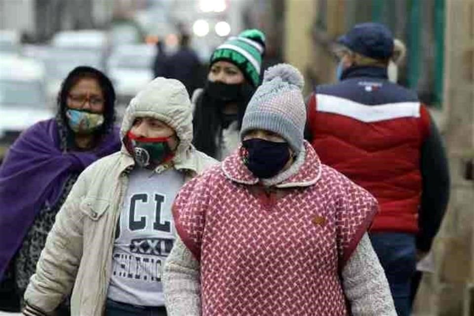 De acuerdo con sitios especializados, a partir de esta noche empieza el descenso en la temperatura y se acrecentará mañana y el sábado cuando descienda hasta por debajo de los cero grados.