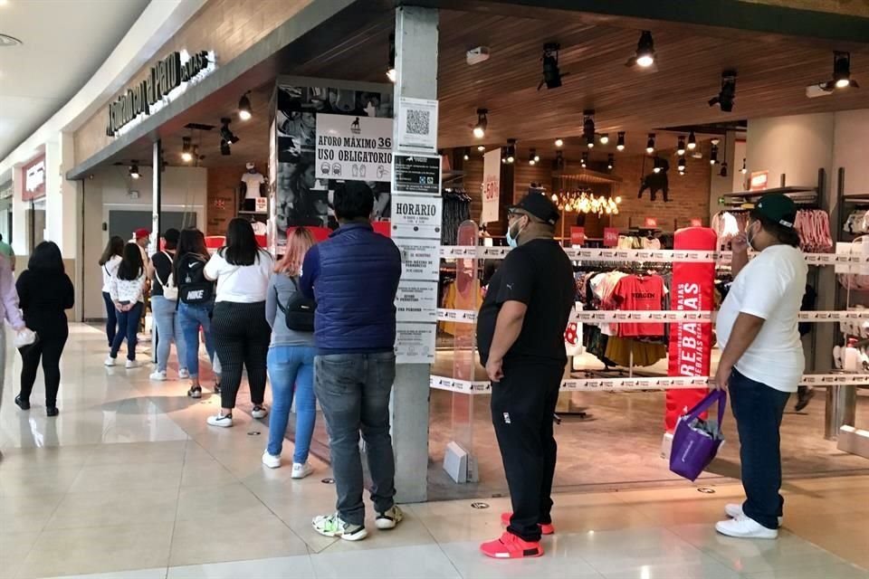 En el primer día de reapertura de los centros comerciales, los clientes hicieron largas filas y provocaron tráfico en los accesos de entrada
