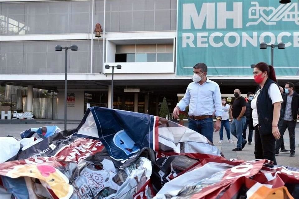 El diputado local Mauricio Tabe criticó al Gobierno de Víctor Hugo Romo por presuntamente haber desplegado una campaña con mantas, que el mismo legislador retiró