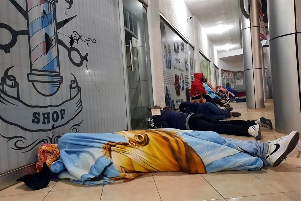 Parte de la gente formada quedó bajo el techo de la plaza donde están localizadas las oficinas.