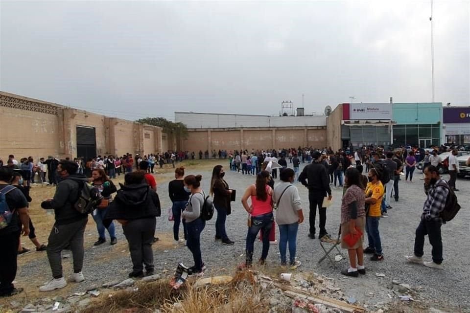 En el módulo del INE de Aztlán las filas se formaron a lo largo del estacionamiento.