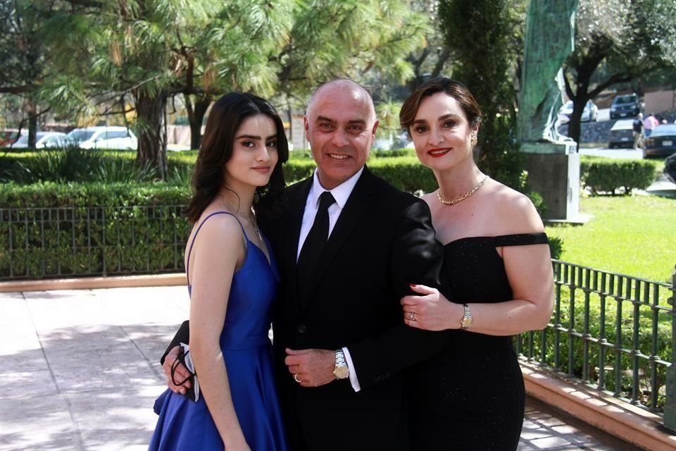 Paola Deras, Luis Deras y Flor Deras
