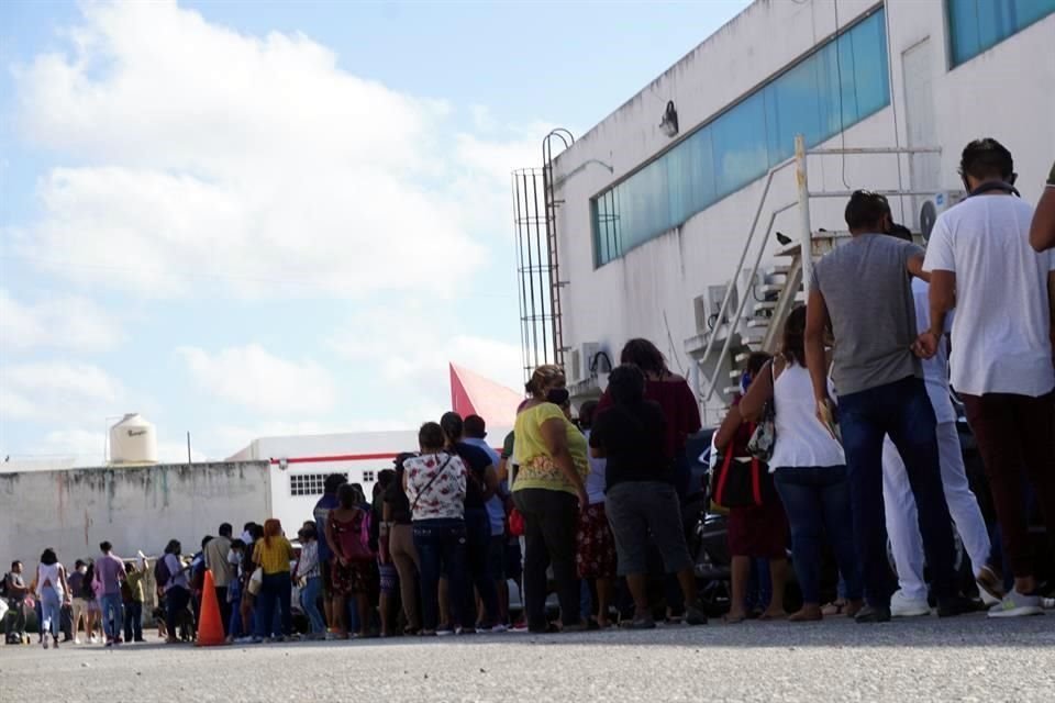 En el último día para tramitar la credencial para votar, hubo una larga fila afuera de las oficinas del Instituto Nacional Electoral en Campeche.