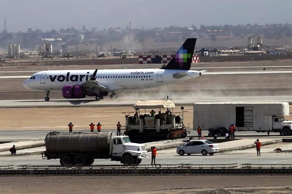 El Presidente recorrió ayer el complejo aeroportuario y observó como vuelos comerciales sin pasajeros aterrizaron el el aeropuerto civil Felipe Ángeles.