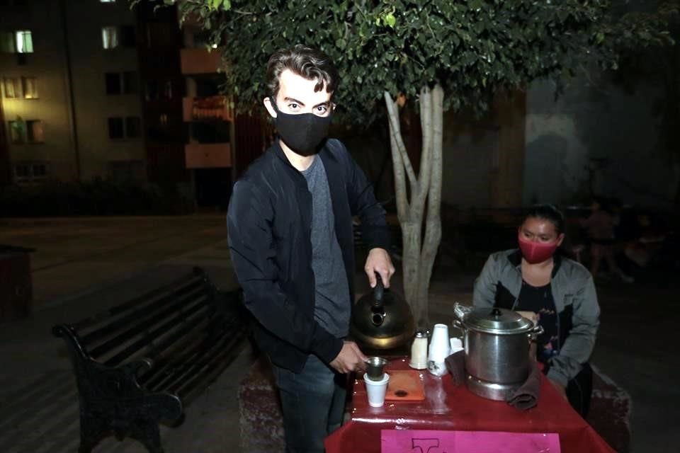 Brian Orozco no se rindió y continuó buscando una manera de mantenerse, luego de que la industria del teatro parara por la pandemia, el joven de 25 años comenzó a vender tamales