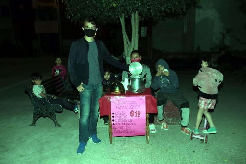 Brian Orozco es actor de profesión y debido a la pandemia, instaló un puesto de tamales en la unidad donde vive, en el Barrio de la Candelaria, Venustiano Carranza.
