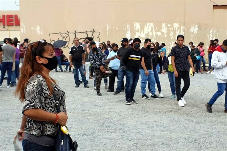 Cientos de personas tardaron horas para realizar su trámite ayer en el módulo del INE de Aztlán.