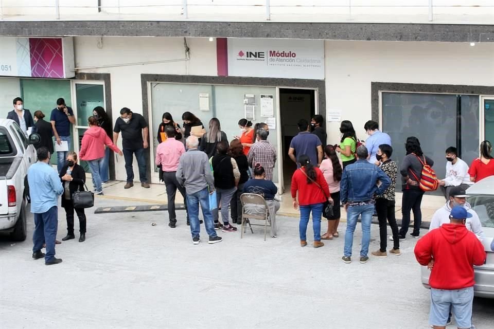 En Revolución las filas eran de decenas de personas.