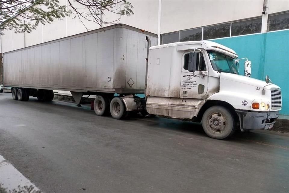 En la caja del tráiler viajaban 108 migrantes de diferentes nacionalidades.