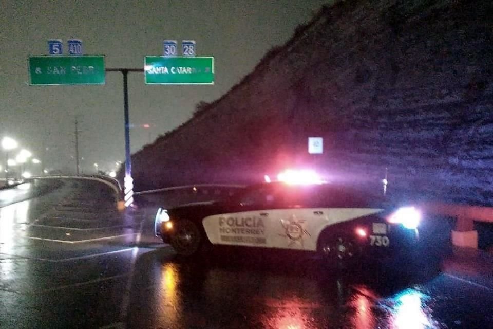 El acceso del Blvd. Rogelio Cantú Gómez es utilizado por cientos de automovilistas que van de Monterrey hacia el lado norte de los municipios de San Pedro y Santa Catarina.