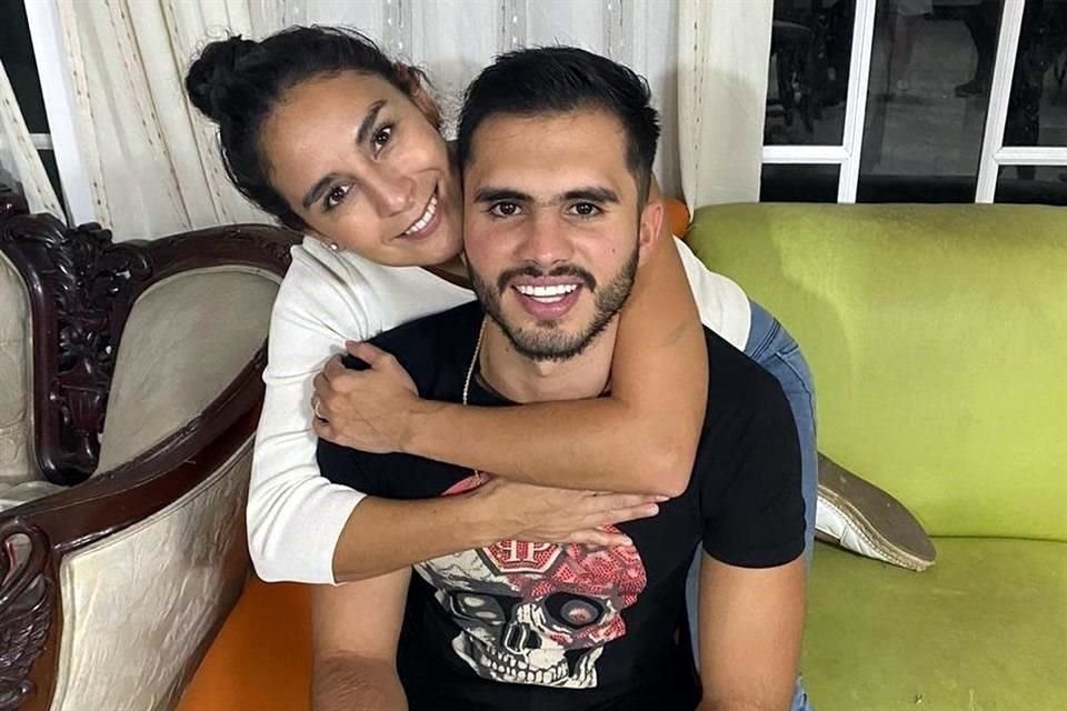 Las parejas demuestran su amor.