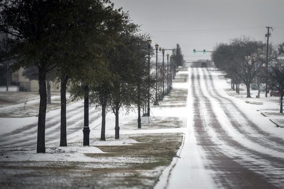 Una tormenta cubrió de nieve parte del sur de Estados Unidos y provocó una emergencia por cortes de luz en Texas.