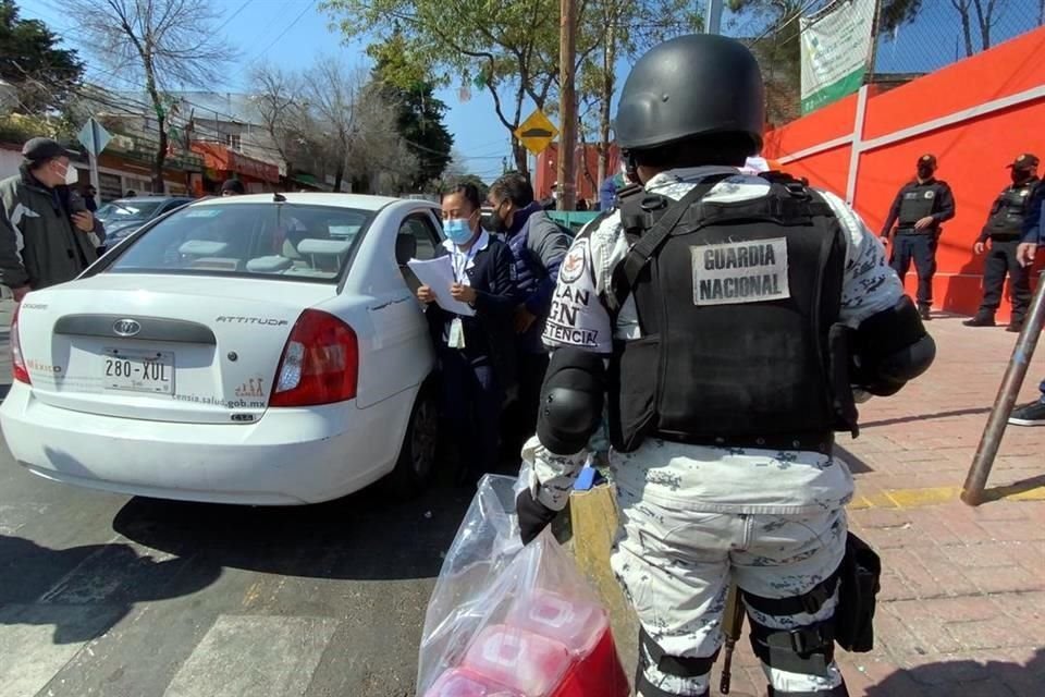 Las vacunas contra el Covid-19 arribaron casi dos horas después a la primaria Maestro Rafael Ramírez, en la Alcaldía Magdalena Contreras.