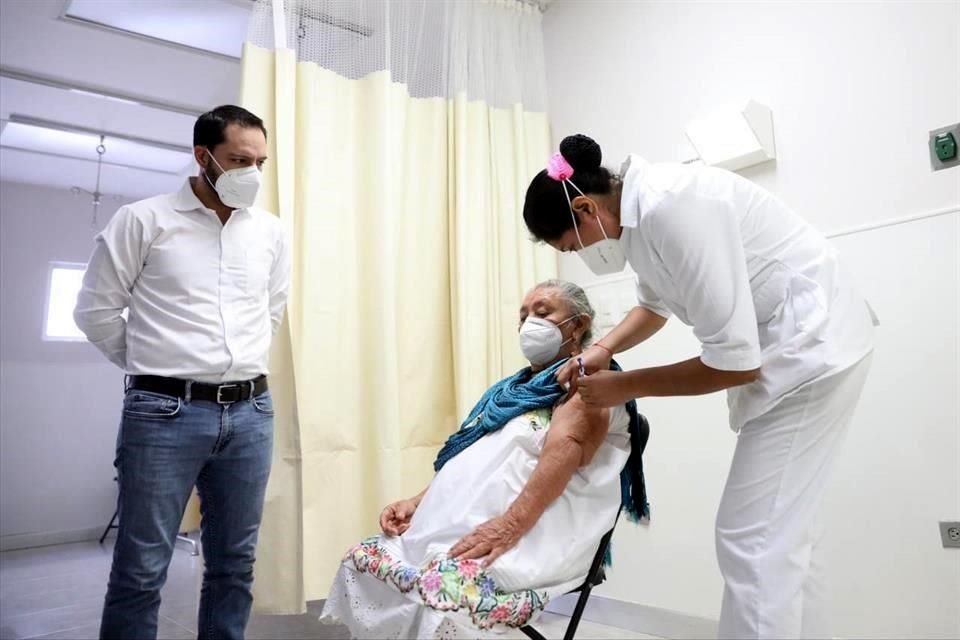 Justina Mex Hau, de 86 años, fue la primera en recibir la vacuna en el Hospital General de Valladolid, Yucatán.