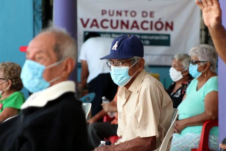 En Chiapas, el plan de vacunación anti-covid a adultos mayores inició en la zona Costa.