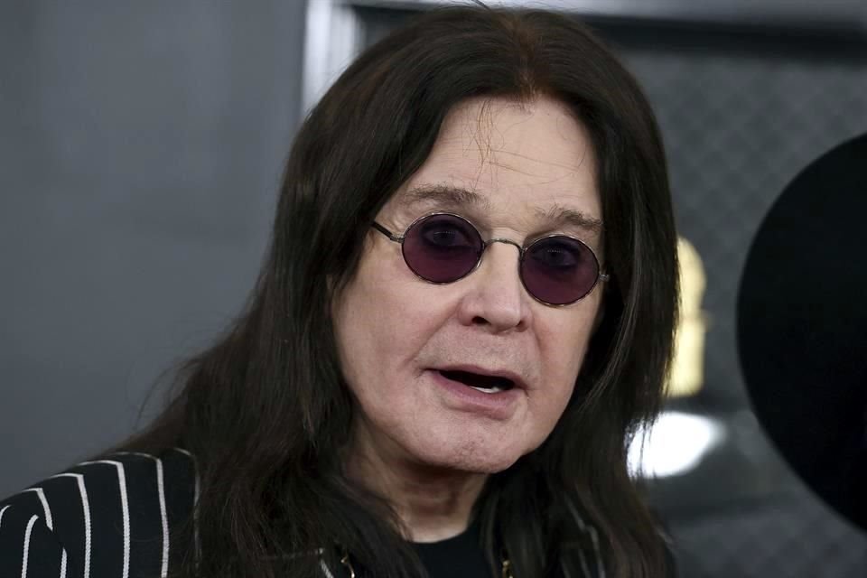 El cantante y leyenda del heavy metal, Ozzy Osbourne, de 72 años, ya recibió su vacuna contra la Covid-19; su esposa Sharon se la pondrá pronto.