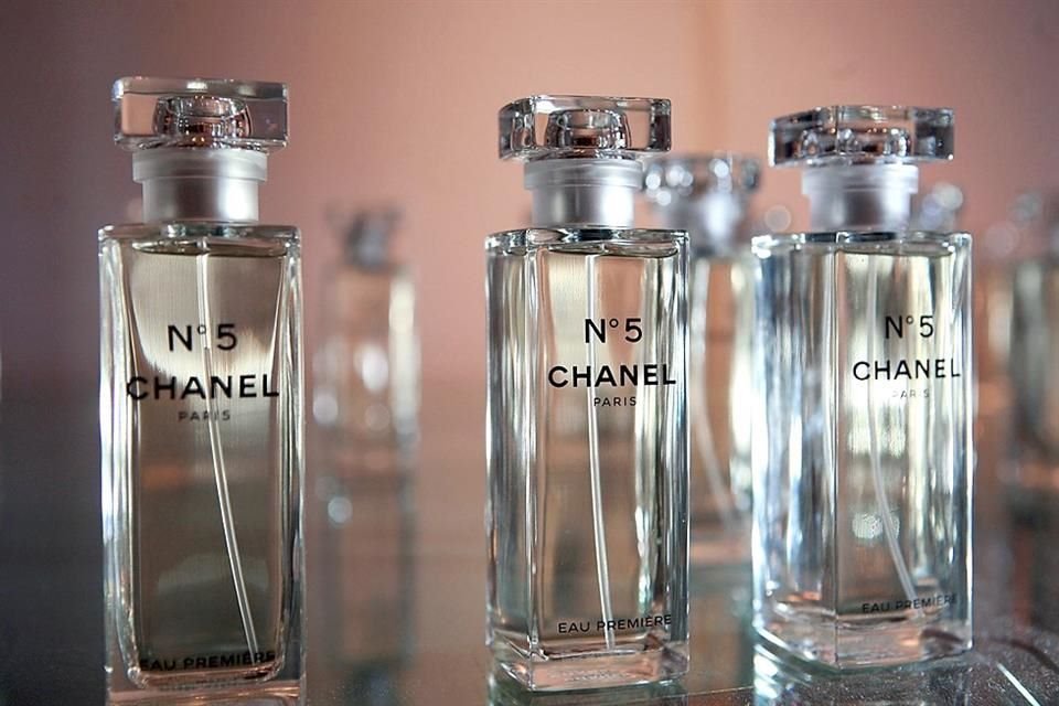 El perfume cumple 100 años de su lanzamiento que se festejan con su quinta reinterpretación; fue desarrollado por el perfumista Ernest Beaux.