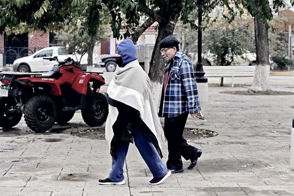 Autoridades de Linares y Dr. Arroyo no les avisaron a Adultos Mayores que la vacunación se había aplazado.