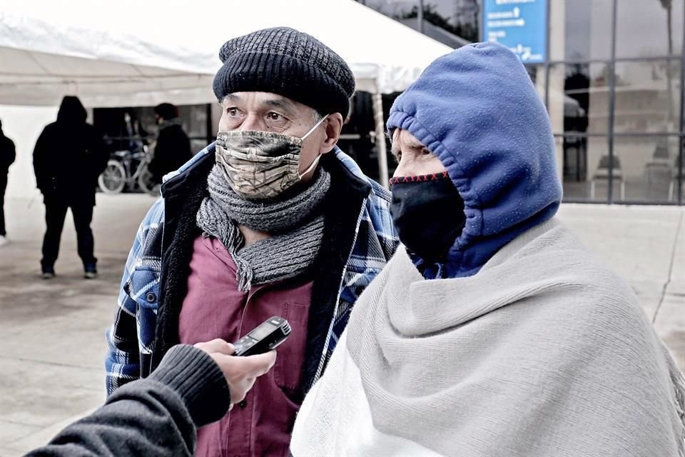 Arturo López, de 66 años, y su esposa Angelina Ramírez, de 70, acudieron al centro de vacunación pero estaba cerrado.