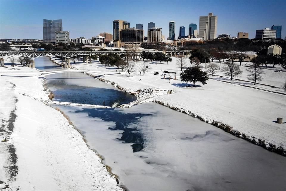El Río Trinity congelado por la tormenta invernal en Texas, donde había 4 millones de personas sin luz.