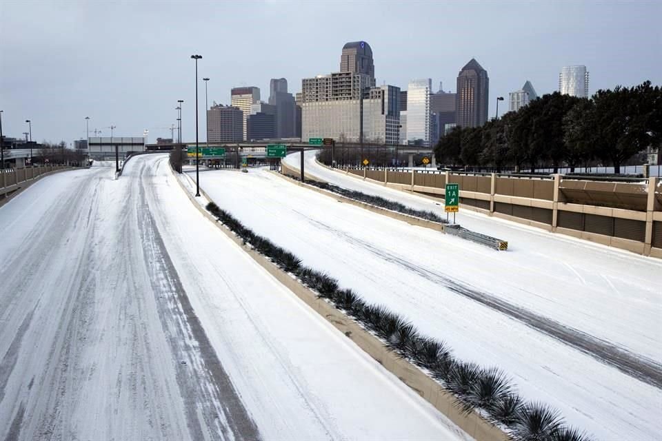 La nieve cubre una carretera hacia el centro de Dallas, este martes.
