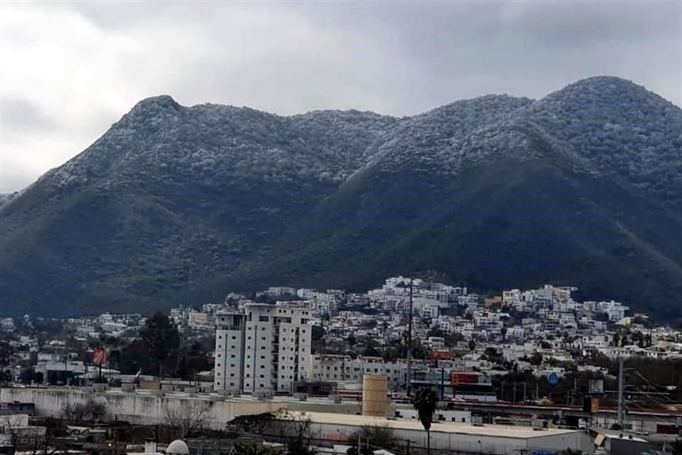 Al despejarse el cielo, los cerros de la Ciudad se mostraron cubiertos de blanco.