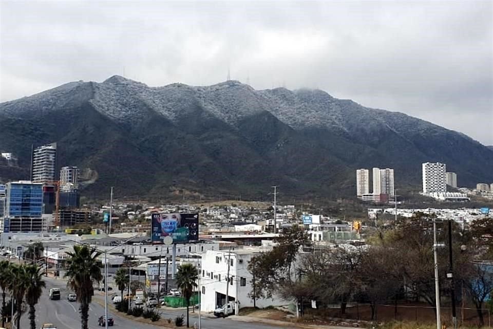 Las partes altas de cerros están cubiertas por el hielo o agua nieve.