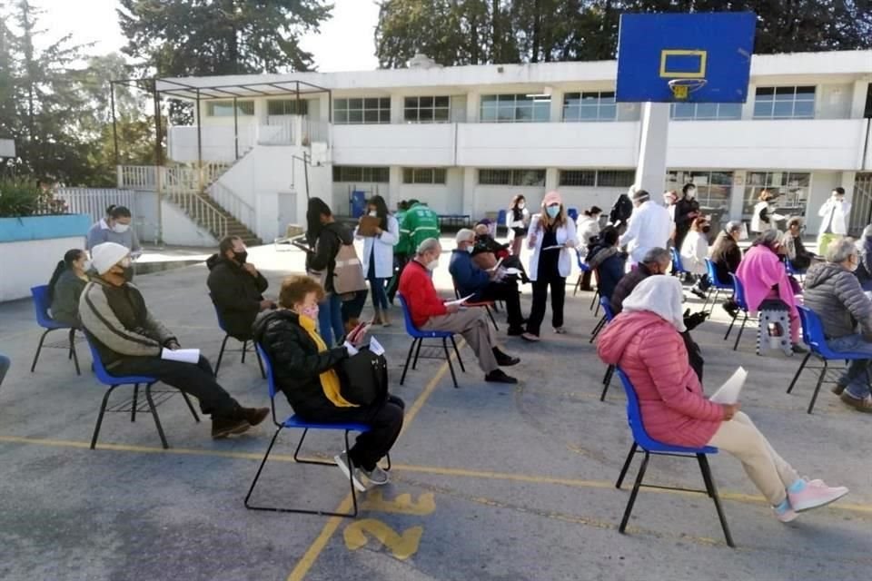 En varios sitios de vacunación, hoy hubo sillas para que los adultos mayores pudieran sentarse.