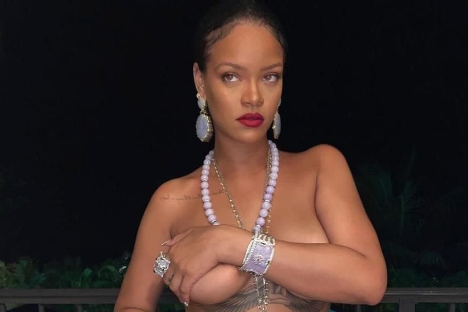 La cantante Rihanna sorprendió a sus seguidores de Instagram al subir una foto semidesnuda para promover su marca de ropa Fenty.