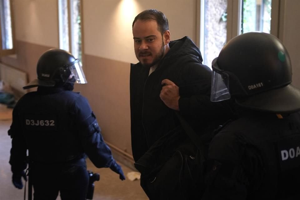 El rapero Pablo Hasél deberá pasar nueve meses en prisión por insultar a la monarquía española e impulsar actos terroristas.