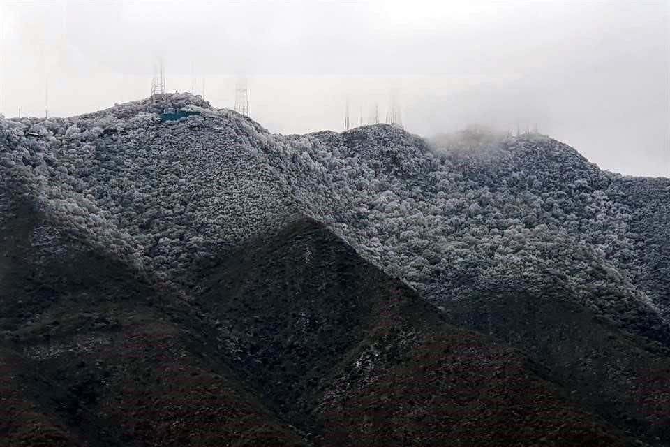 La onda gélida cubrió de blanco las partes altas de cerros que rodean al área metropolitana,