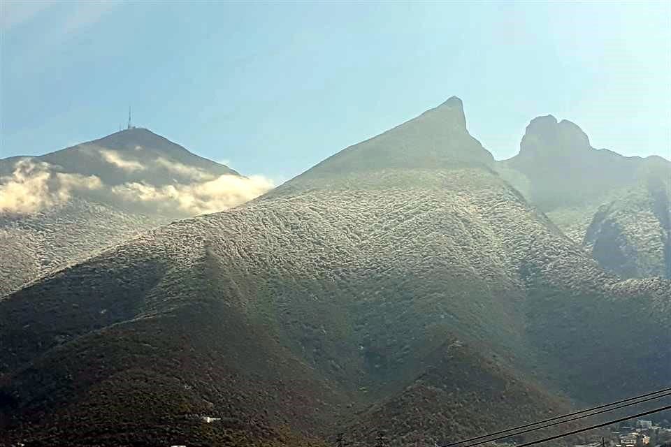 Las nubes liberaron al Cerro de La Silla al mediodía, quedando al descubierto el hielo en su parte superior,