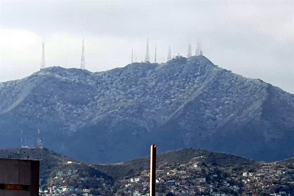 El Cerro del Mirador fue el primero en dejarse ver con hielo.