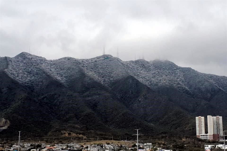La zonas montañosas fueron cubieras de aguanieve tras la onda gélida que azota a Nuevo León desde el fin de semana.