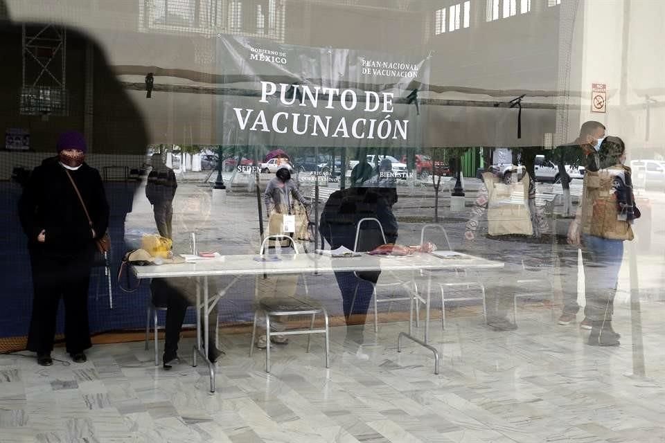 El lunes, la vacunación fue suspendida por falta de planeación.