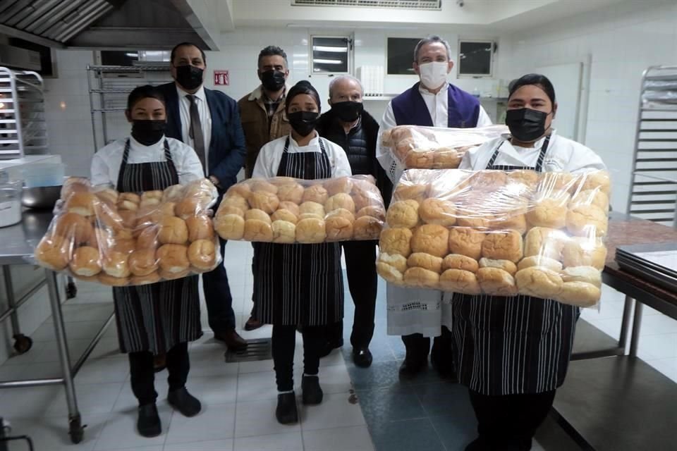Los trabajadores de la cocina de Las Nubes elaboran semanalmente 2 mil 500 panes que llevan a los migrantes de Casa INDI.