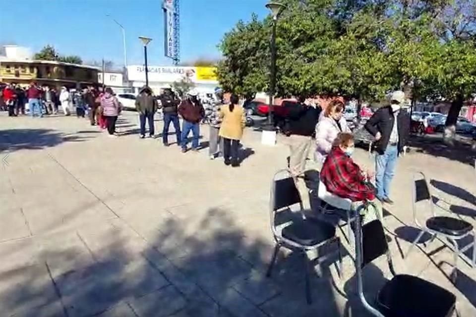 La Explanada del Gimnasio Municipal del Linares se llenó de personas mayores que hacen fila para ser vacunados.