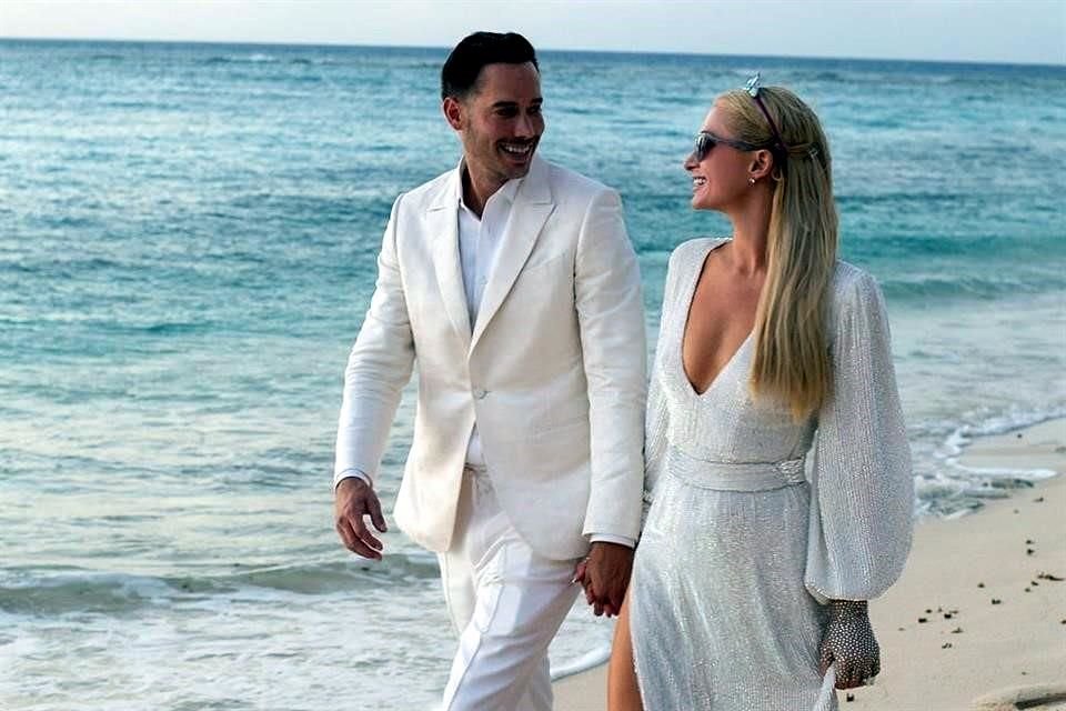 La socialité Paris Hilton, quien este miércoles celebra sus 40 primaveras, compartió en Instagram fotos de su propuesta matrimonial en la playa.