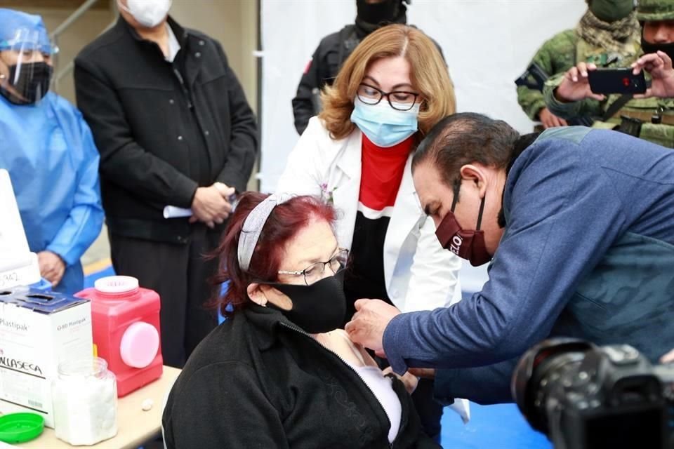 Arrancan vacunación contra Covid-19 en Linares y Doctor Arroyo.