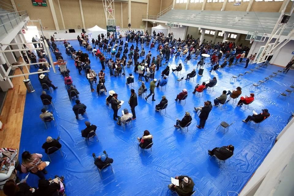 La aplicación de la vacuna se llevó a cabo en el Gimnasio Municipal del Linares.