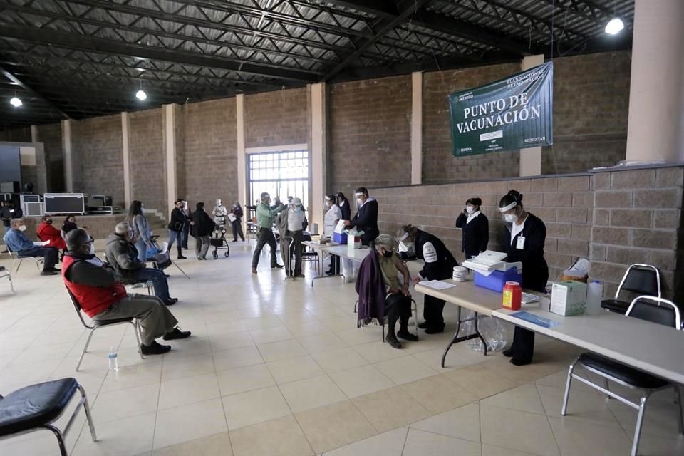 La vacunación en Doctor Arroyo se lleva acabo en el Aula de Usos Múltiples del Municipio.