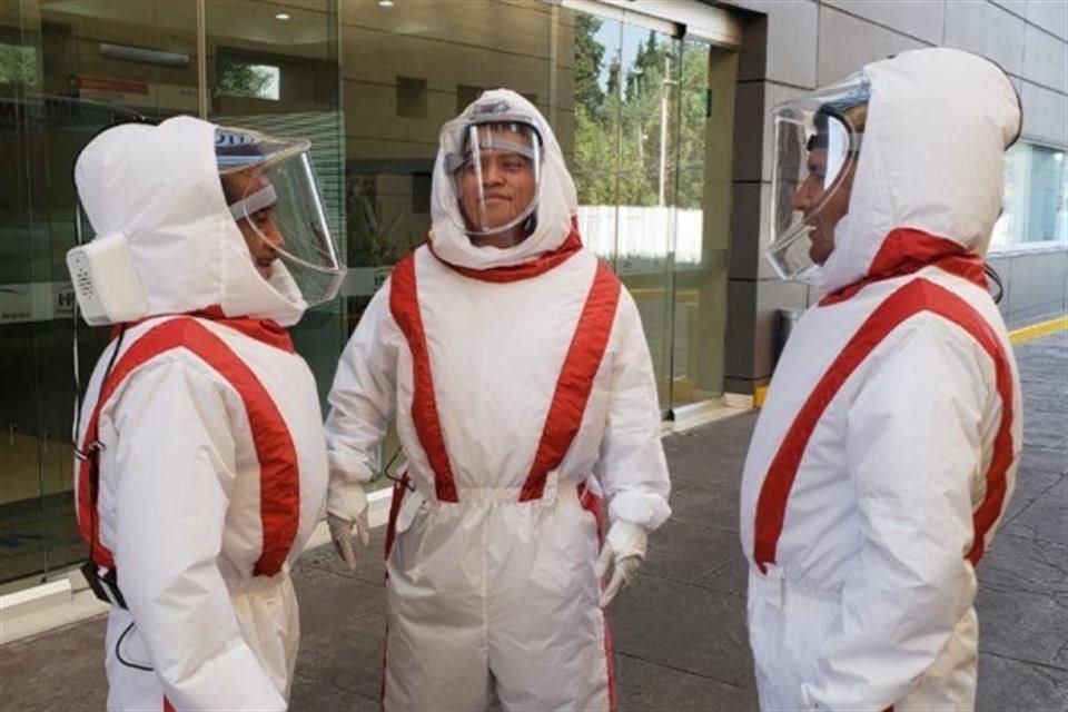 Fernando Avilés Serret, egresado de la Ibero, diseñó una capucha, un traje y cuatro ambulancias especializadas para tratar el Covid-19.