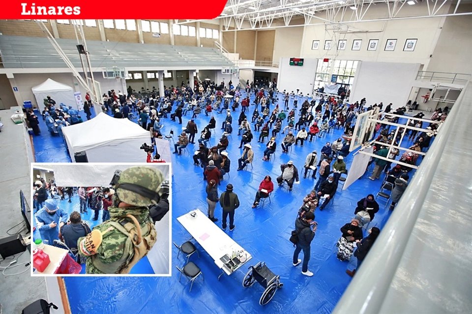 Cientos de adultos mayores esperan a ser vacunados en el Gimnasio Municipal de Linares ante la presencia de decenas de Servidores de la Nación