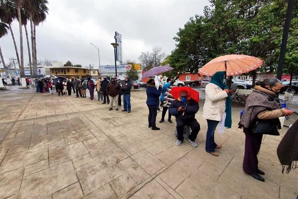 Pese al frío, desde temprana hora se formaron filas en el exterior del Gimnasio de Linares durante el segundo día de aplicación de vacunas contra Covid.