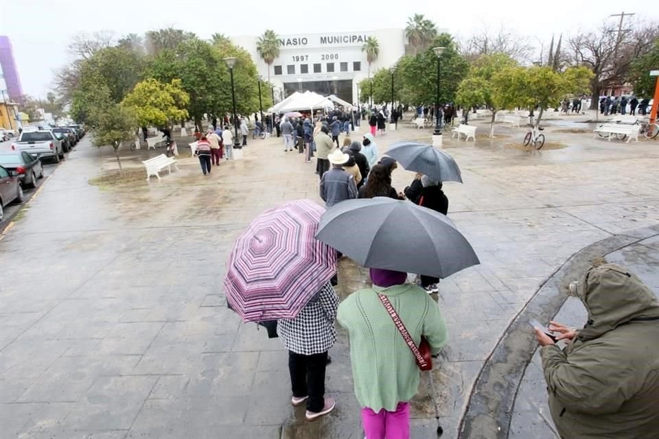 Los adultos mayores deben soportar la baja temperatura y la llovizna.