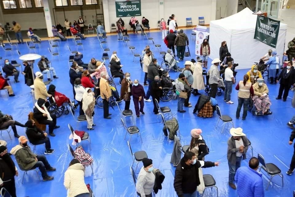 En el segundo día de aplicación, cientos de adultos mayores acudieron a aplicarse la vacuna contra Covid en un gimnasio de Linares.