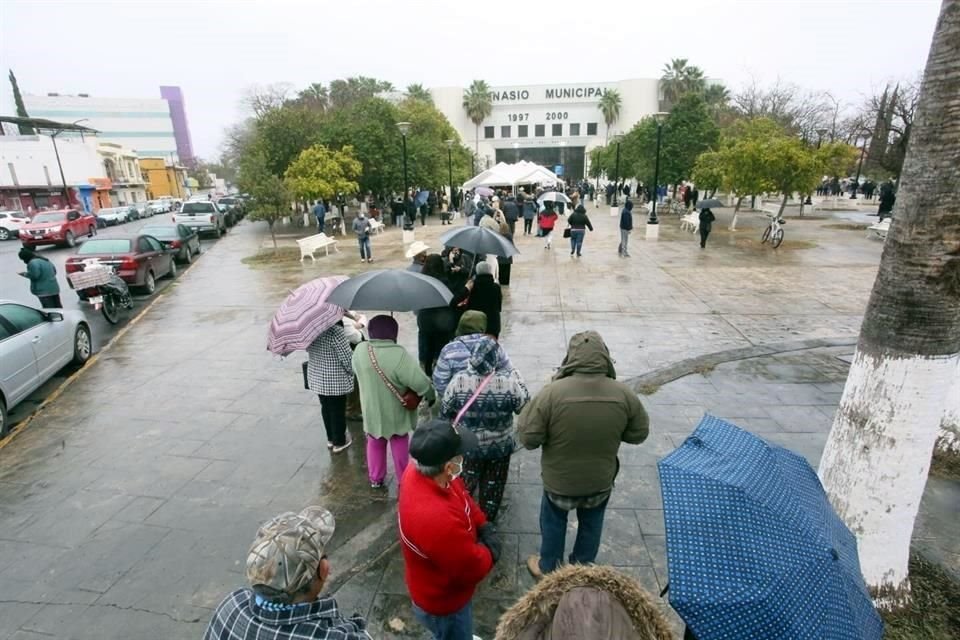 Con llovizna y a 5 grados, cientos de adultos mayores hacen fila en Linares durante segundo día de vacunación contra Covid.