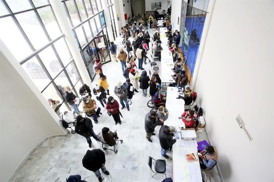 Con llovizna y a 5 grados, cientos de adultos mayores hacen fila en Linares durante segundo día de vacunación contra Covid.