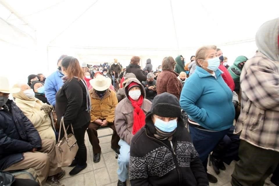 Con llovizna y a 5 grados, cientos de adultos mayores hacen fila en Linares durante segundo día de vacunación contra Covid.